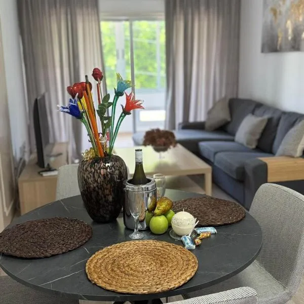 Stylish 2BR in City Center of Limassol, hotel in Limassol