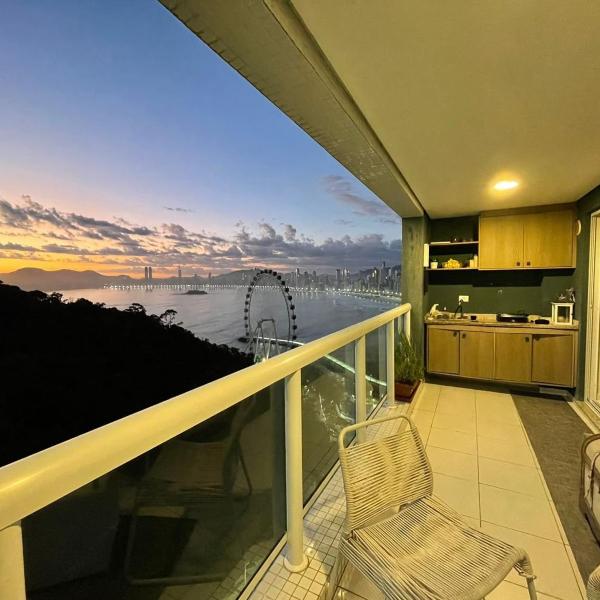 Vista mar e Roda Gigante com piscina