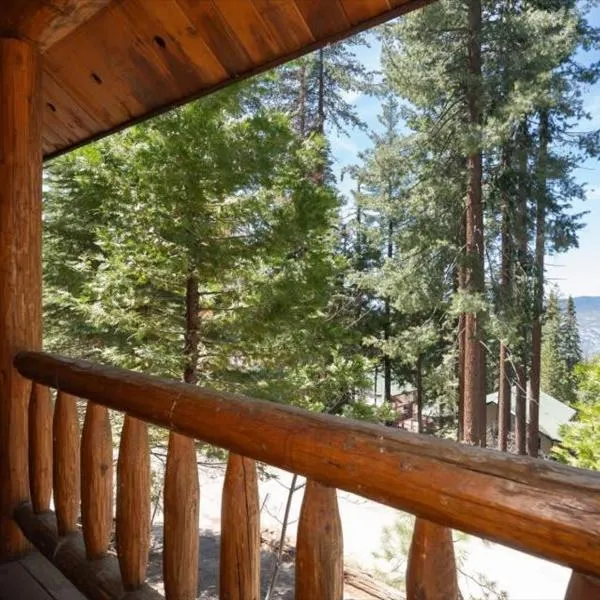 Yosemite Log Cabin-Rustic Charm-Sleeps 8, hotel in Yosemite West