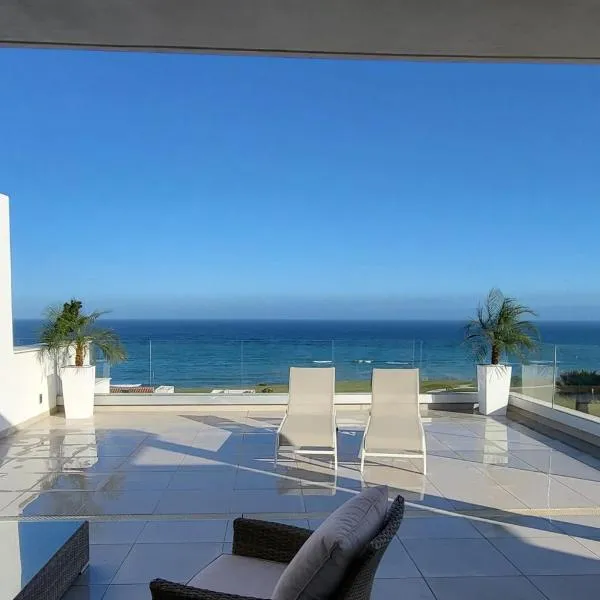 321 - Luxury Penthouse with amazing views, hotel in San Roque