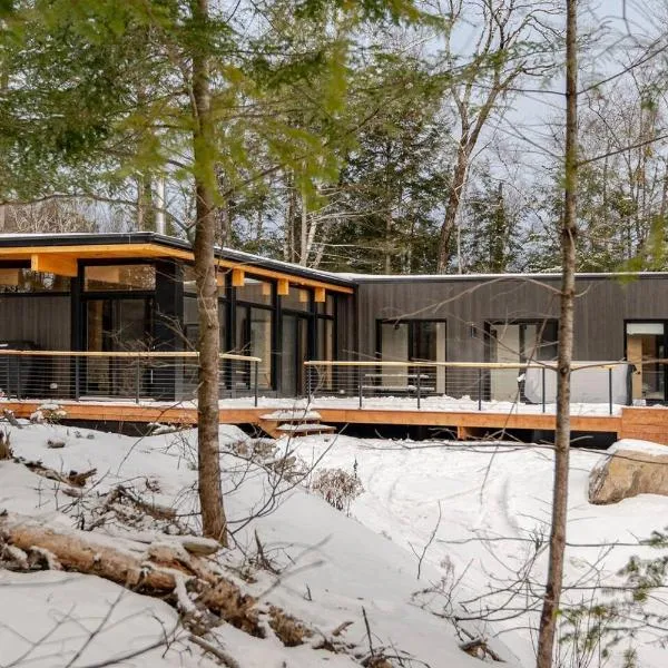 La Kabina with Mt Tremblant view, hotel in La Conception