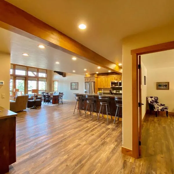 Townhome next to Clubhouse in Exclusive Eagle Bend - The Glacier, hotel v destinaci Bigfork