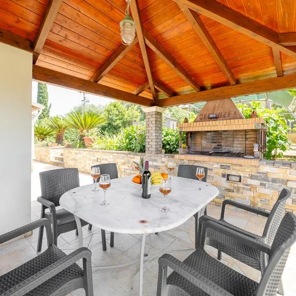 Villa Nirvana - Sea View Maisonette in Roda, Offering Tranquility and Comfort on the Enchanting Northern Coast of Corfu, hotel en Litherés