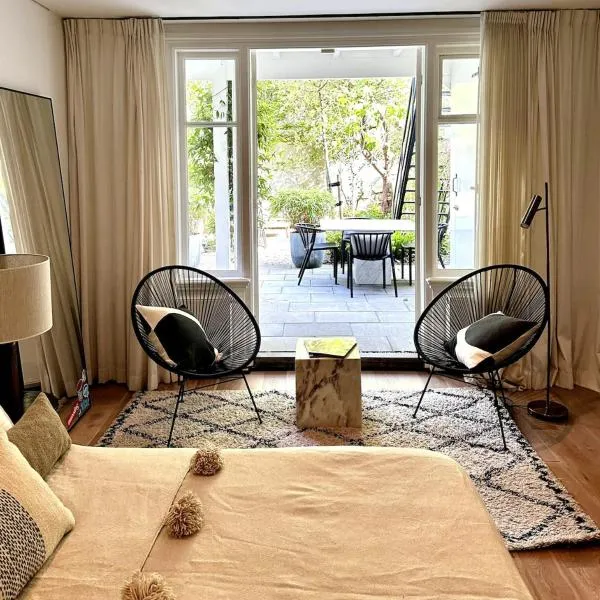 Wonderful apartment with beautiful garden and kitchen: Scheveningen şehrinde bir otel