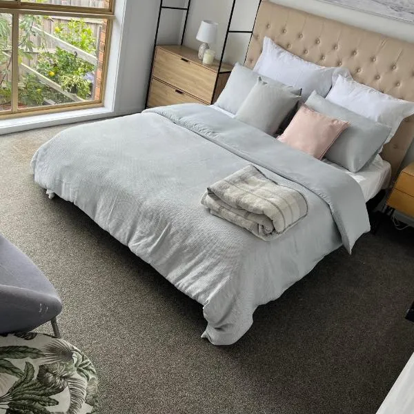 Guest Suite with Private Entry- 6 mins to Airport, hotel in Melbourne