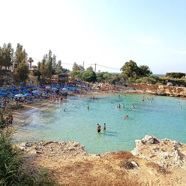 Soula Beach House, hotel i Protaras