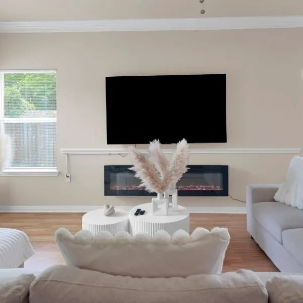 Spacious Home-Queen Suite-Game room-Movie room, hotel v destinaci Austin
