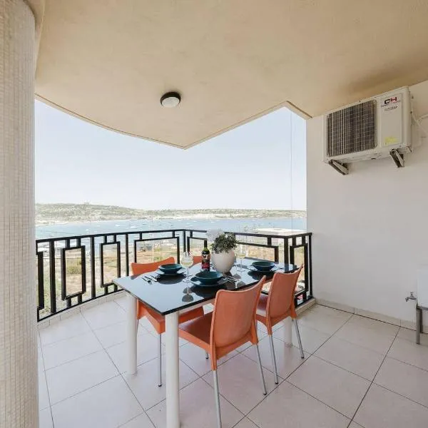 Seafront Apartment with Stunning Views of Għadira, hotel u gradu 'Is-Sellum'