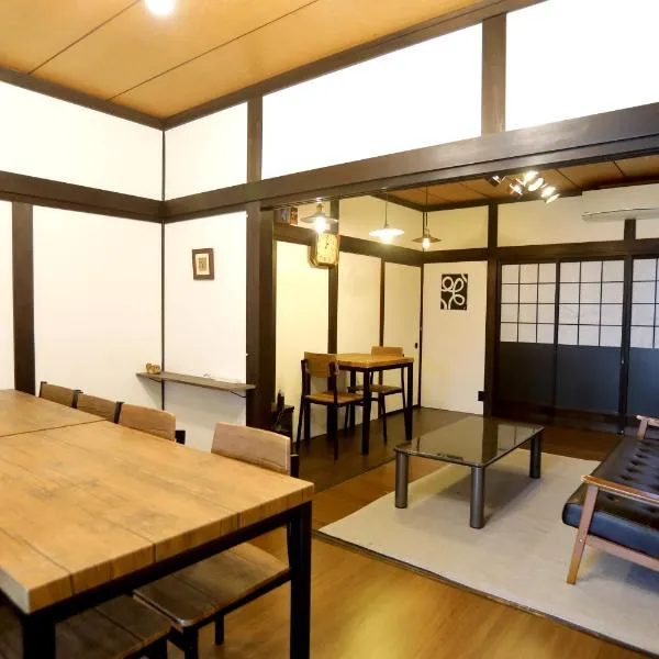 古民家一棟貸子犬と画家みんなの家, hotel in Kosai