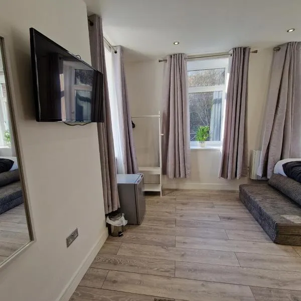 Flat 1, Self Catering, Modern studio apartment, Tynte Hotel, hotel in Quakers Yard