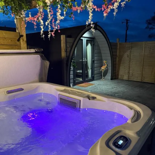 The Garden Pod with Private Hot Tub, hotel v destinaci Ballymagan
