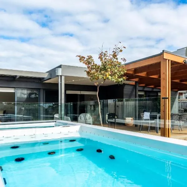 Ultimate Luxury family Home With Spa Pool, Hotel in Torquay