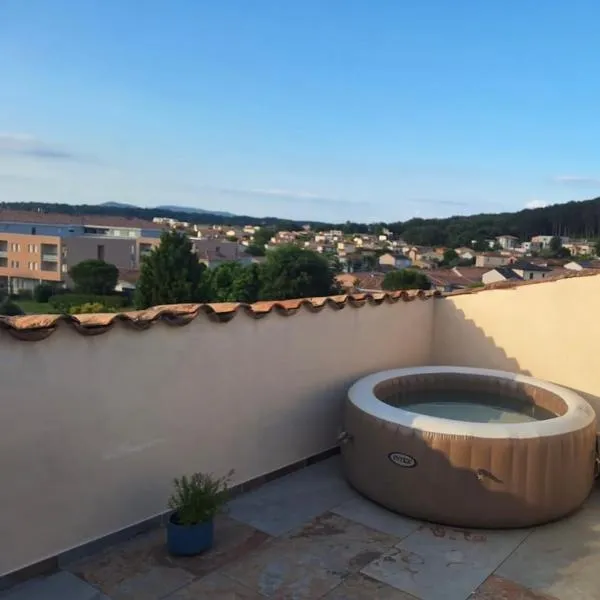 Appartement chaleureux avec jacuzzi-Terrasses rooftop-Rafraîchisseur-Parking-wifi, hotel v destinaci Montélimar