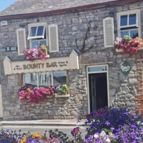 Bounty Bar, hotel i Trim