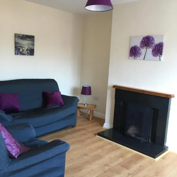 3 bedroom house with free parking and rear garden, hotel in Wexford