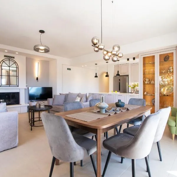Sofias & Rolandos Luxury home, hôtel à Perama
