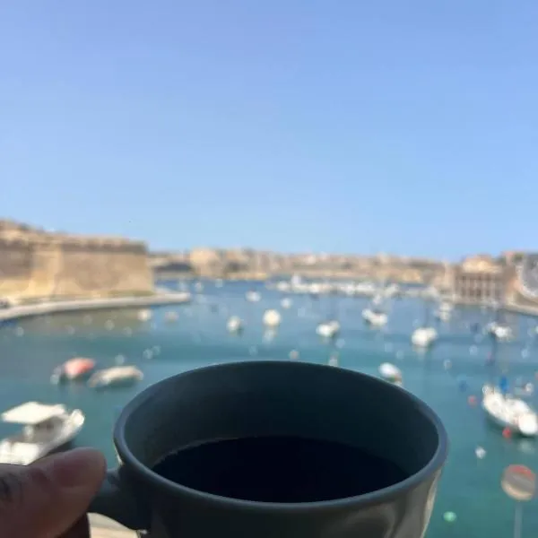 Front Row Malta - Your Grand Harbour Home with Rooftop Terrace & Views of Valletta, hotel v destinaci Kalkara