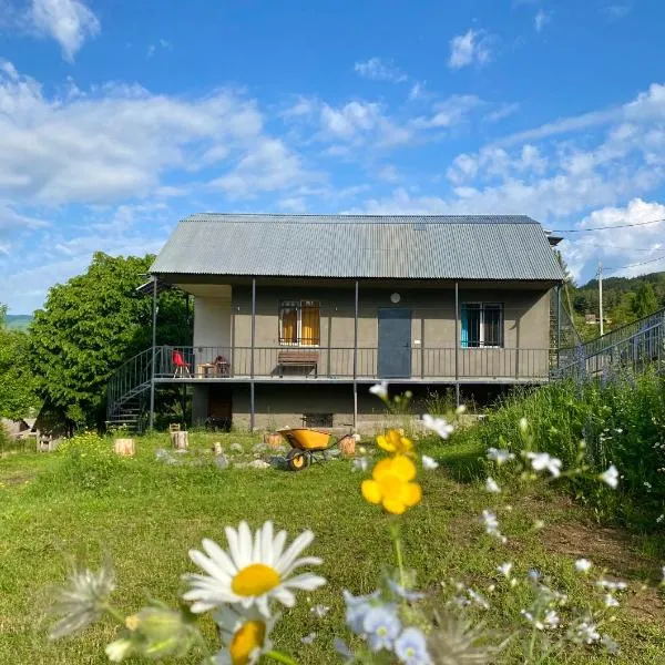 Cozy Dez Guest House with Dreamy Mountain Views, готель у місті Margahovit