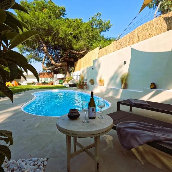 Cozy Mama Evas Homestay with Pool and Garden for Groups of 4, hotel v destinaci Kirás Vrísi
