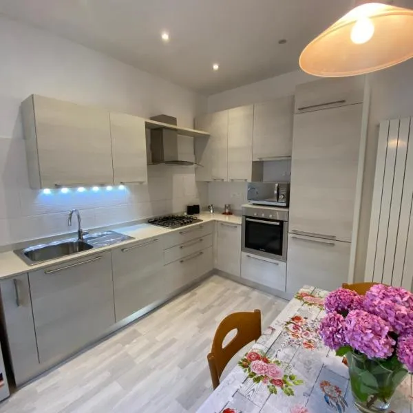 Casa Vacanza Alle Pratoline covered parking for bicycles and motorcycles, hotel di Muggia