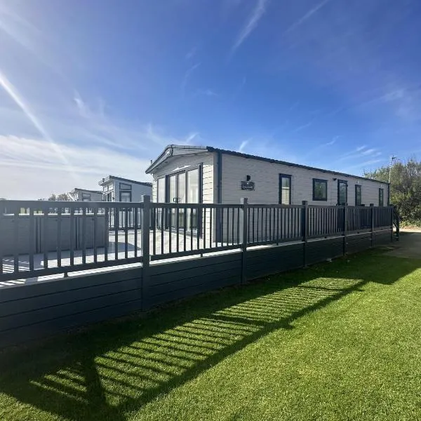 Luxury Lodge With Stunning Full Sea Views In Suffolk Ref 20234Bs, hotel v destinaci Hopton on Sea