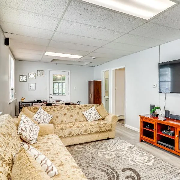 Cozy Keansburg Cottage Walk to Beach and Boardwalk!, hotel v destinaci Keansburg