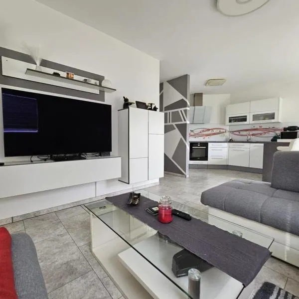 Designer apartment in nature、Vojnikのホテル