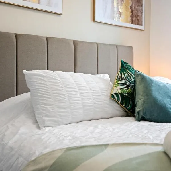 Luxury 4 Bed home for Groups and Families - Driveway-Garden-Gatwick Horley, hotel en Horley