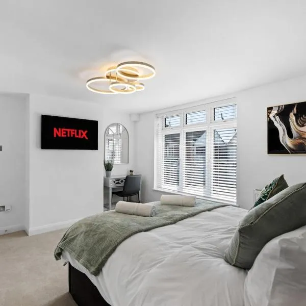 Luxury 4-Bed Family & Group Home-King or Twin Beds-Driveway, Garden-Near Gatwick, hotel in Horley