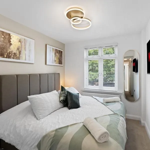 Luxury 4 Bed home for Groups and Families - Driveway-Garden-Gatwick Horley, hotel a Horley