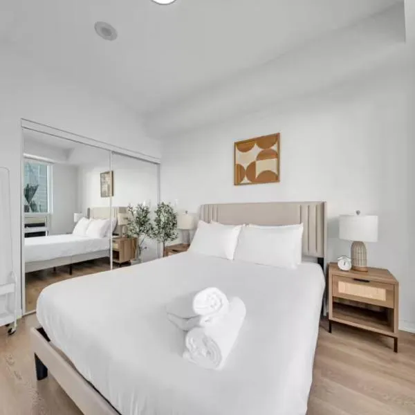 Spacious 1-Bdr Condo by CN Tower 4 Guests, Parking Included, hotel in Toronto