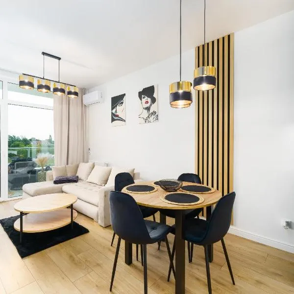Apartament ZŁOTY Ku Morzu, 150 m od plaży USTRONIE MORSKIE, podgrzewany basen, prywatny parking, klimatyzacja, duży balkon、シャノジェンティのホテル