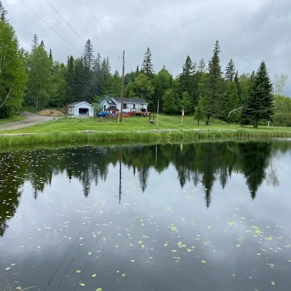 Peaceful and Heavenly Private Water Front Cottage on 100 Acres of Scenic Beauty- Trent Lakes, hotel in Kinmount