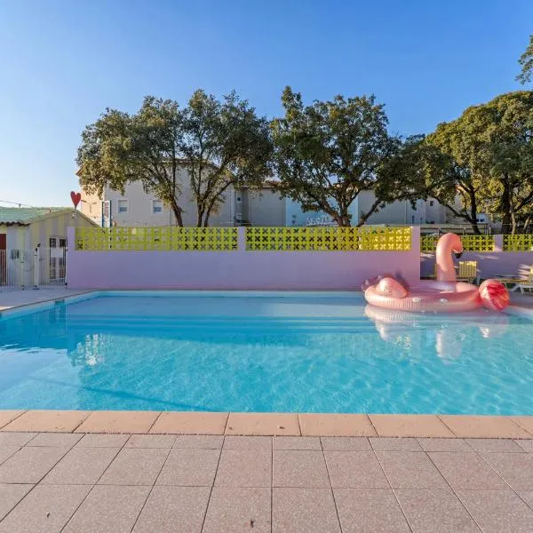 greet hôtel Pont du Gard - Route d'Avignon, hotel v destinácii Estézargues