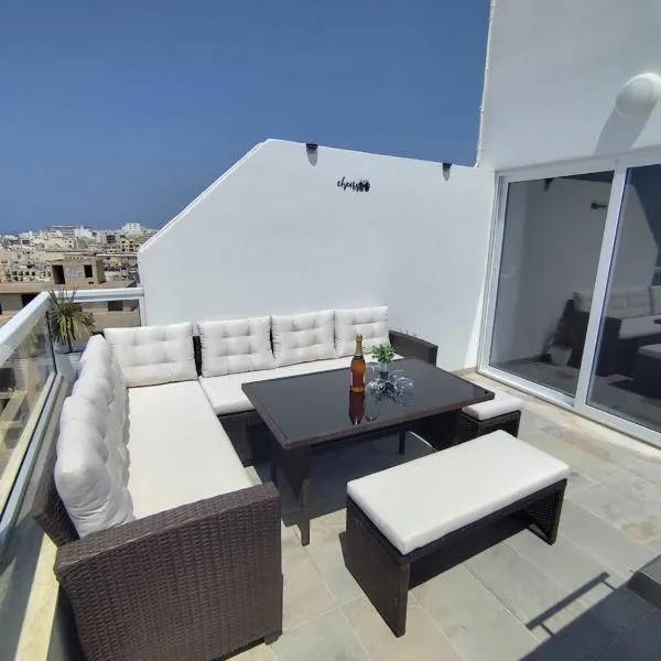 New White Lotus Penthouse 13 St Pauls Bay Malta, hotel in St Paul's Bay