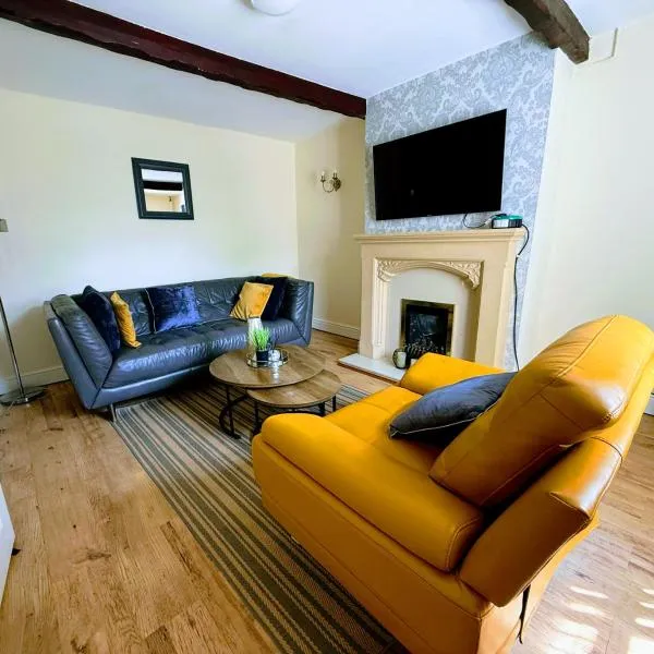 Cosy 3 bedroom house near dudley zoo, hotel in Dudley