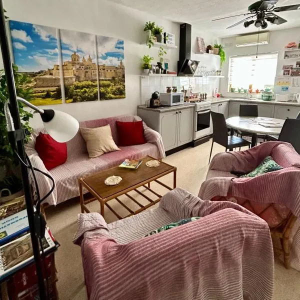 St Paul’s Bay central apartment in Qawra, hotel in St. Paul's Bay