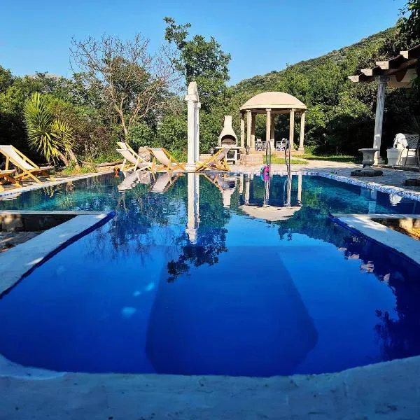 Villa Moon Bay, hotel in Donji Morinj