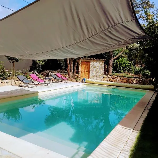 chambres d'hôtes en rez de villa avec piscine, hôtel à Antibes