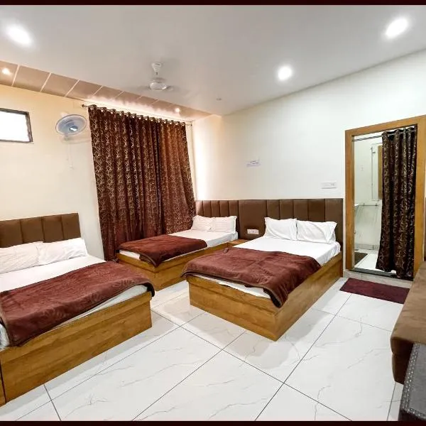 HOTEL G- RESIDENCY Near Shri Mahakaleshwar Jyotirlinga Temple - Railway Station Ujjian - Fully Air Conditioned And Spacious Room - Excellent Service Recommended, hotel v destinaci Udždžain