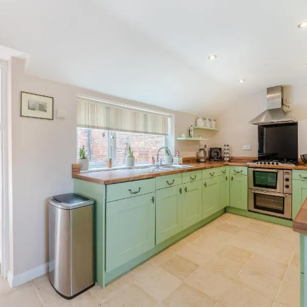 Charming 2 Bed Property, hotel in Upton