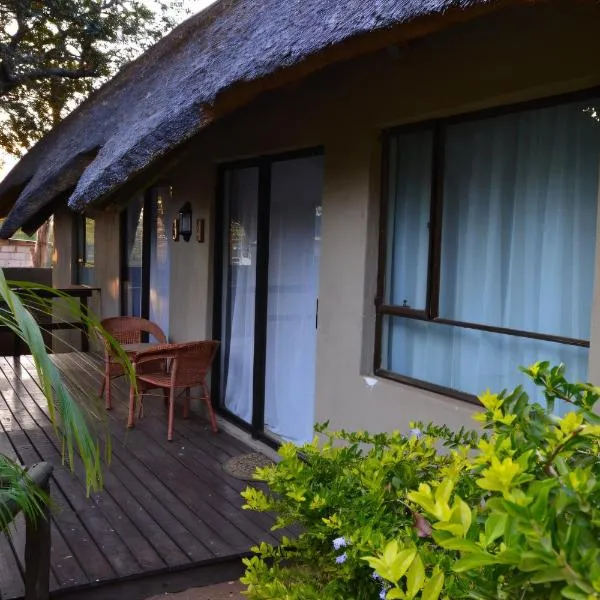 Chobe Sunset Chalets、Lesomaのホテル