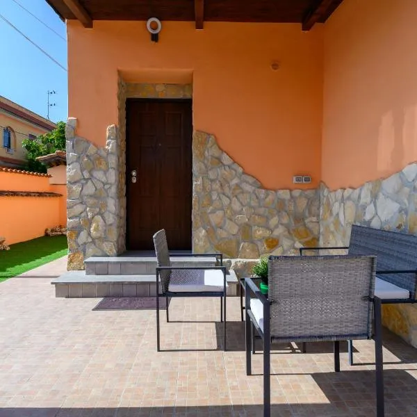 Seaside Garden Stay - Free Parking & 950m to Sea, hotel in Fiumicino