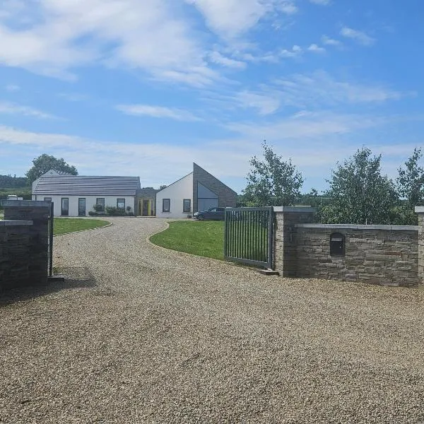 Lovely Laois Loft Apartment, hotel v destinaci Carlow