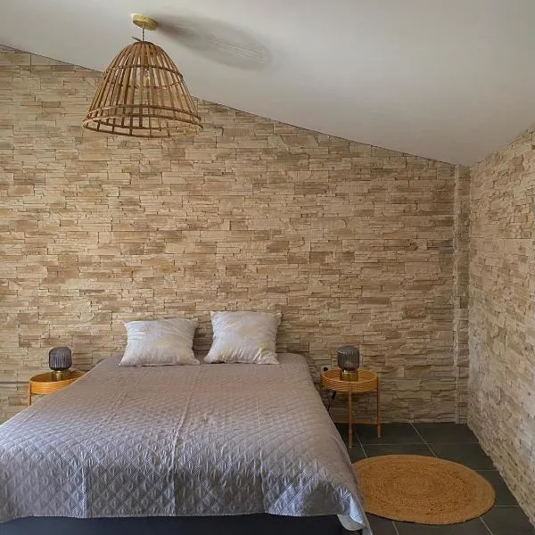 Suite cosy indépendante avec extérieur, hotel a Saint-Martin-de-Crau