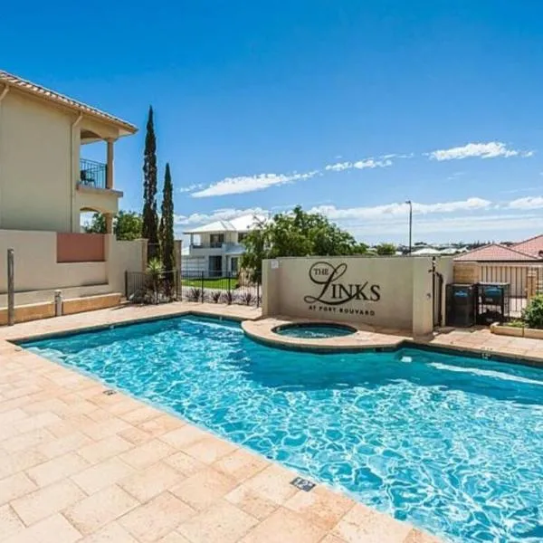 Pyramids Hideaway with Pool - Walk to Beach and The Cut Golf Course, Hotel in Dawesville