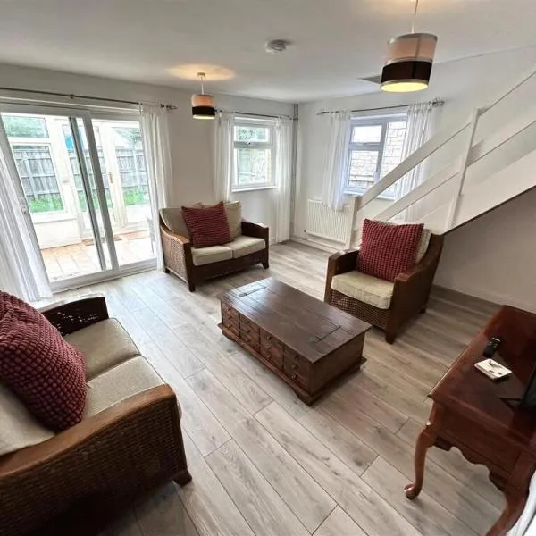 Home in Kington St Michael, hotel di Kington St Michael