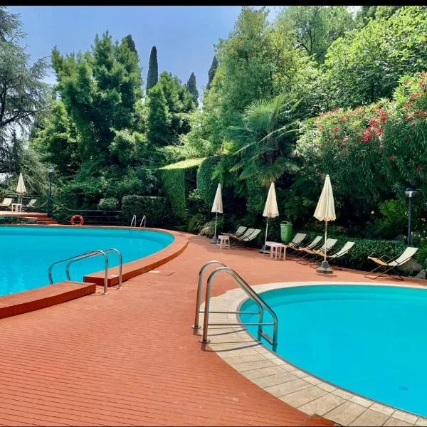 Residence Villa Alba room nr 415, hotel v destinaci Gardone Riviera