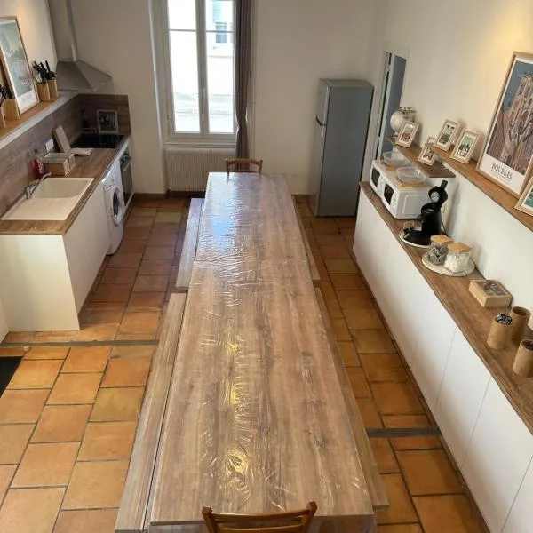 Maison familiale, 13 lits, 3 SDB, parking gratuit, jardin, terrasse, hôtel à Bourges