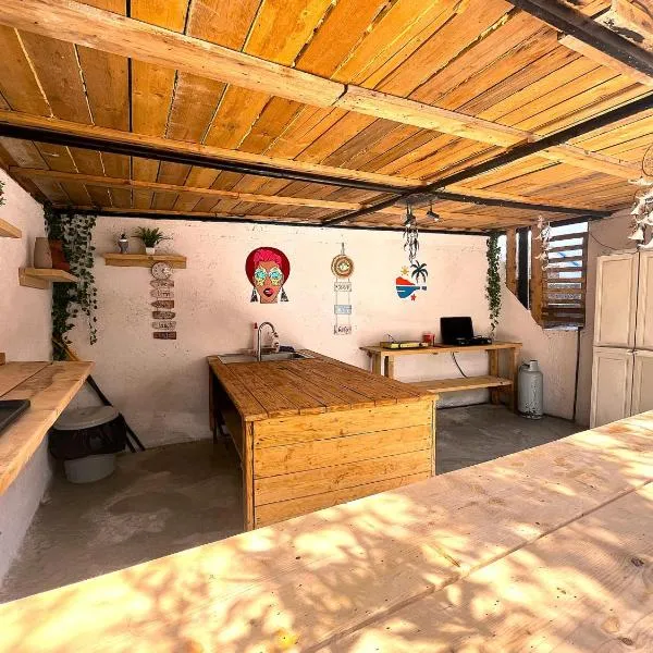 Old Beach Vlora Hostel、ヴロラのホテル